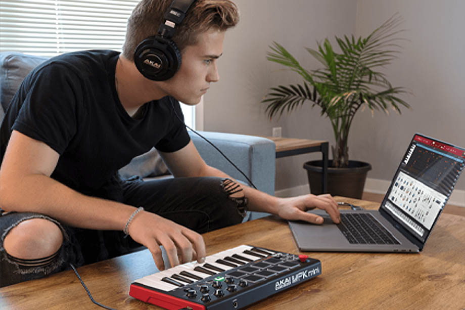 музыкант с продуктом Akai Pro