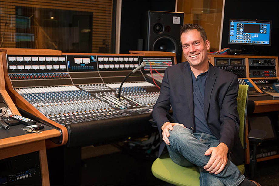 музыкант с продукцией компании API Audio