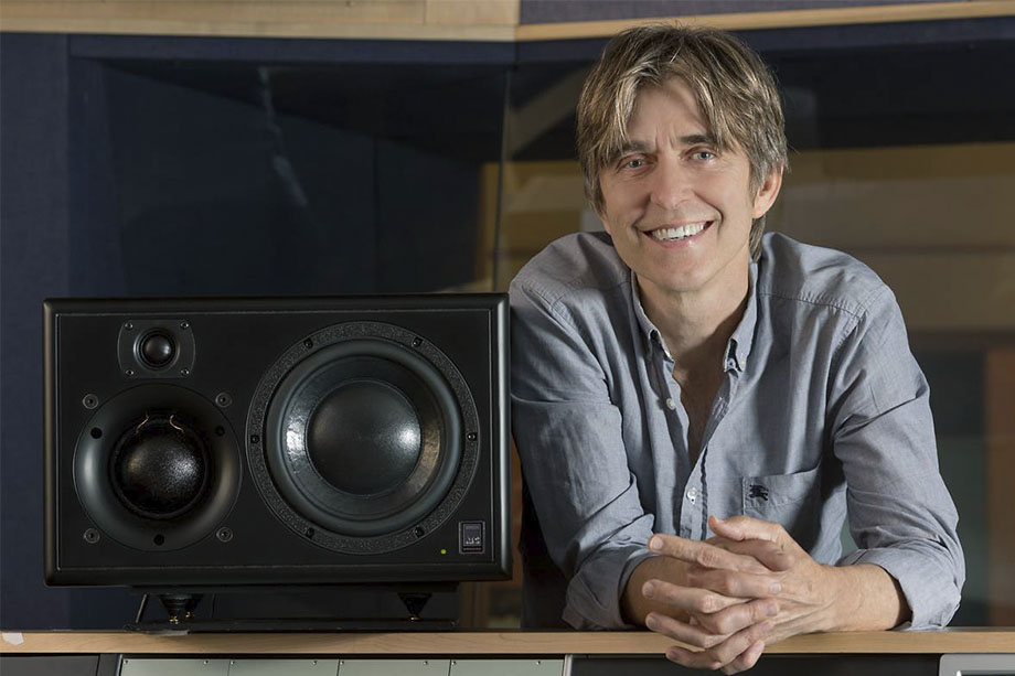 сотрудник компании ATC Loudspeakers с динамиком