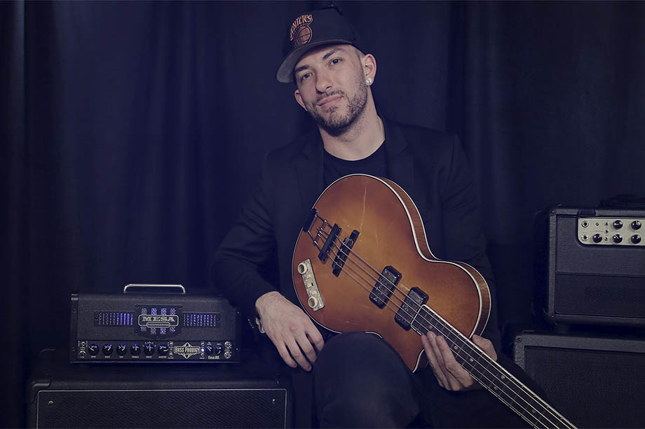 гитарист с профессиональной электронной системой компании Mesa Boogie