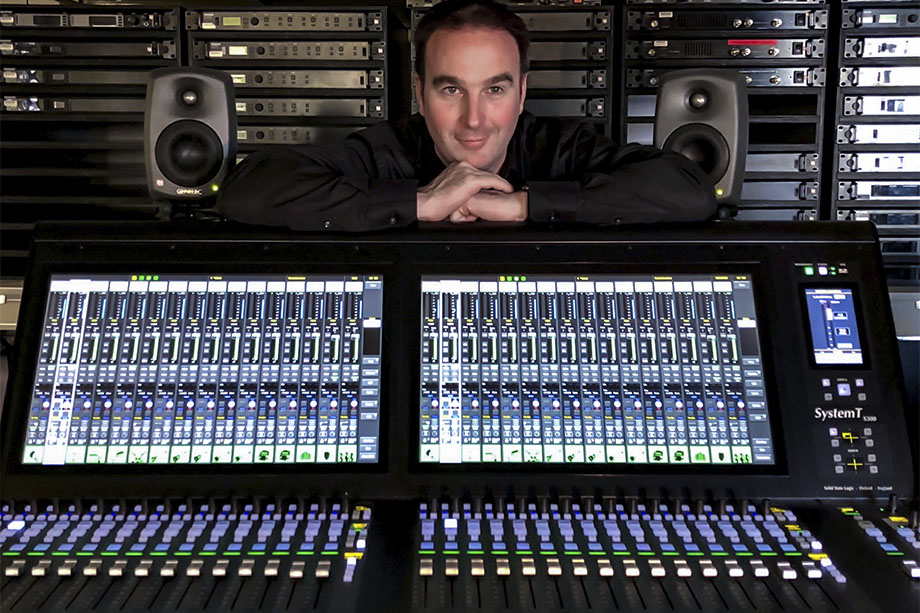 музыкант с консолями для сведения звука компании Solid State Logic
